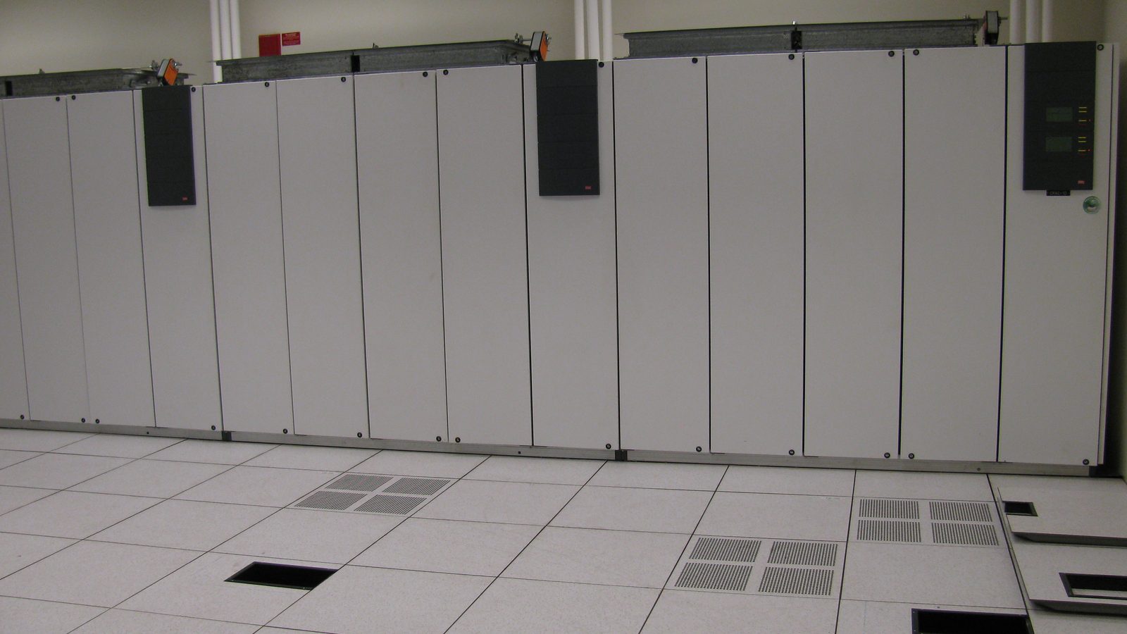 Fileira de armários de ar condicionado de sala de computadores dentro de um datacenter