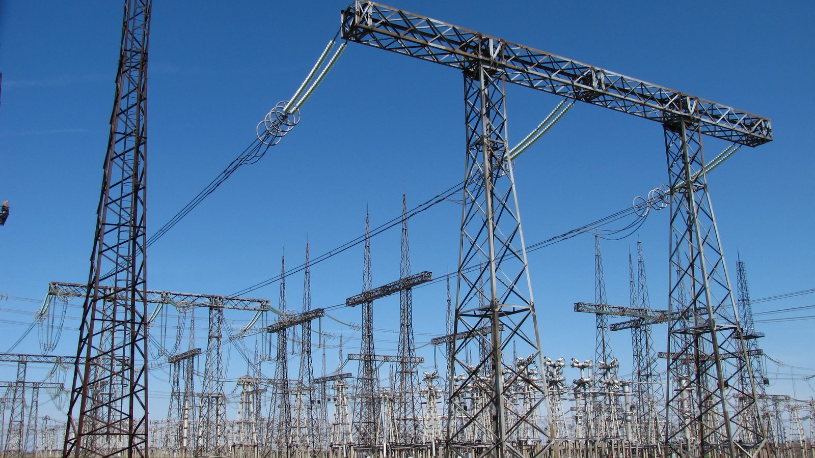 Equipamento de manobra de alta tensão de 750 quilovolts numa subestação de transmissão