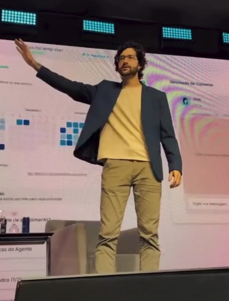 Vitor Fontenele apresentando o Chat Jurídico em palco